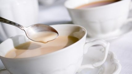 Медики рассказали, почему вредно пить чай с молоком