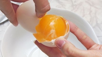 Яичный желток поможет избавиться от перхоти 