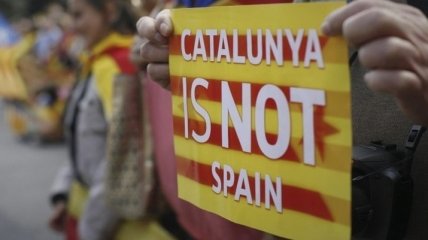 Каталонский лидер заявил об обретении права на независимость 