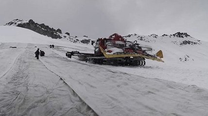 Потерял более трети объема: В Италии ледник накрыли брезентом, чтобы не таял (Видео)
