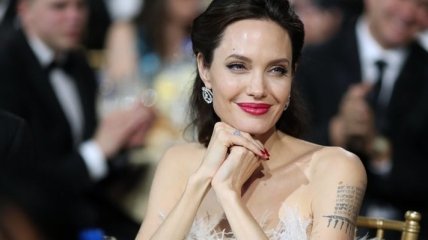 Анджелина Джоли попала в психиатрическую больницу 