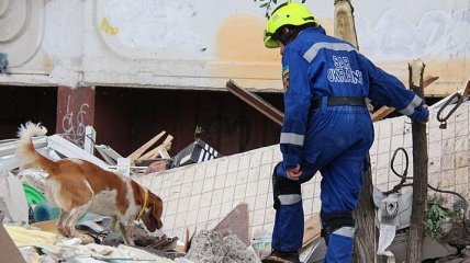 Взрыв в жилом доме в Киеве: пострадавших ищут с собаками (Видео)
