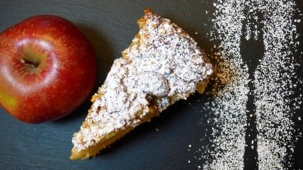 Рецепт дня: вкусный и мягкий яблочный пирог 