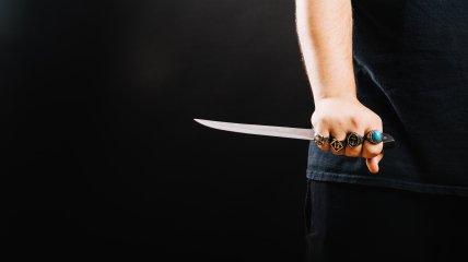Нож в руке - признак опасности