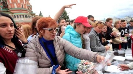 В России толпа людей накинулась на рекордный греческий салат (Видео)