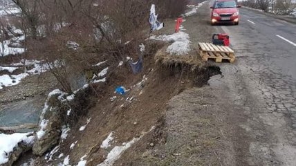 На Закарпатье оползень повредил дорогу государственного значения