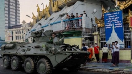 В столицу Мьянмы ввели танки, военные начали стрелять по протестующим (видео)