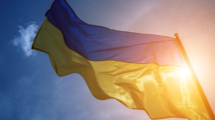 В россии огромный флаг Украины вывесили прямо перед зданием ФСБ: висел целый день (видео)