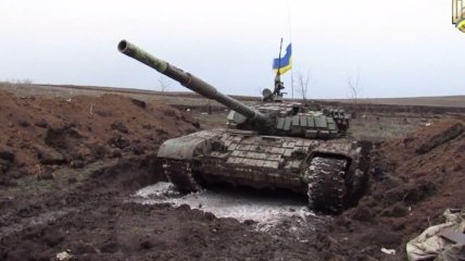 Украинские военные захватили в зоне АТО российский танк Т-72 (Видео)