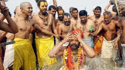 В результате празднования праздника в Индии погибли 10 человек