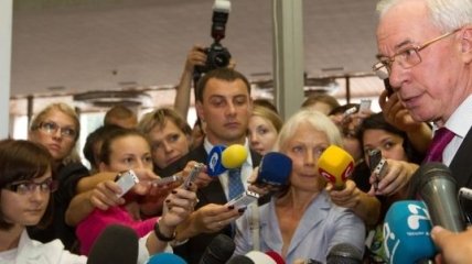 Охрана Азарова разбила журналистке телефон