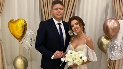Настя "из Уханя" и глава Госмиграционной службы поженились: фото свадьбы