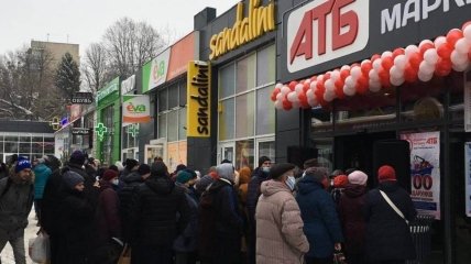 Очередь на открытии супермаркета в Харькове