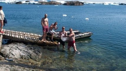 Крещение: Украинские полярники искупались в антарктических водах 