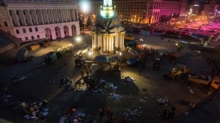 МВД заверяет: Активистов вытеснили с Майдана из-за установления елки