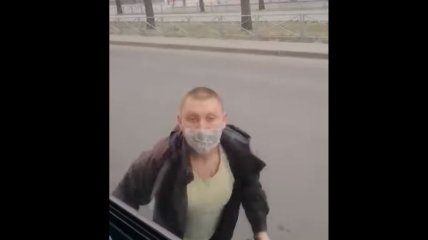 Испугался наказания за неуплату проезда: в Черкассах "заяц" удрал из троллейбуса через окно (видео)