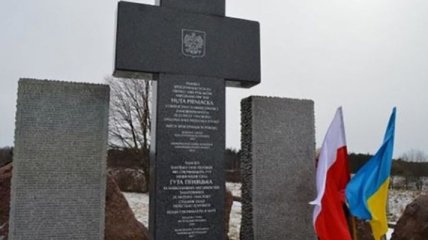 Украина приостанавливает легализацию польских памятников
