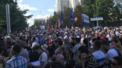 "Долой мафию": у мэрии Кишинева массово протестуют активисты