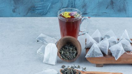 Чай в чашке и пакетиках