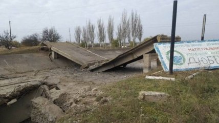 Один из разрушенных мостов в Херсонской области