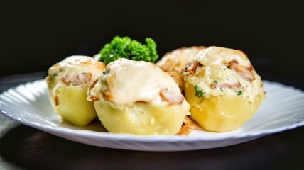 Картошка, фаршированная мясом и перепелиными яйцами