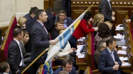 Кличко выступил в парламенте со знаменем Военно-морских сил Украины 