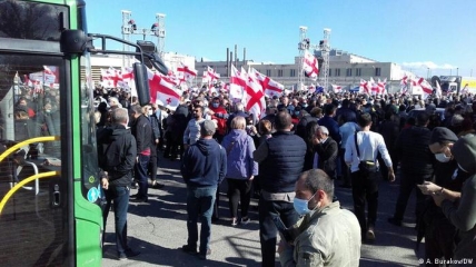 Акция в поддержку Михаила Саакашвили под стенами тюрьмы в Рустави