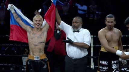 Даня Милохин выиграл дебютный бой в боксе