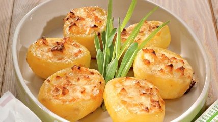 Румяная картошечка под сырной корочкой - прекрасный гарнир на все случаи жизни