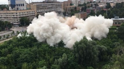 В Харькове взорвали аварийный недострой: зрелищное видео