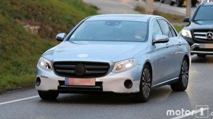 Новый Mercedes E-Class был замечен с минимальным камуфляжем