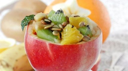 Рецепт дня: фруктовый салат в яблоке