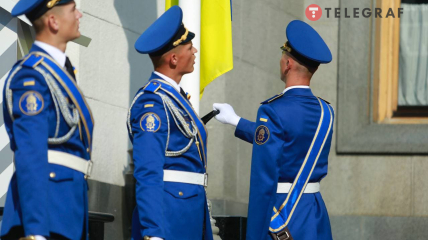 Біля Верховної Ради урочисто підняли прапор України — фоторепортаж