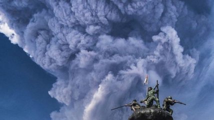 Дым и пепел: завораживающие кадры извержения вулкана на Суматре (Видео)