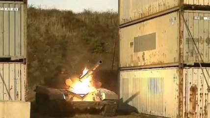 Британский танк уничтожил российский Т-72: зрелищное видео