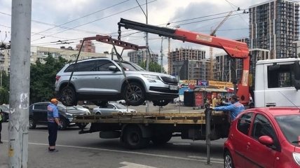 Большая парковка: где безопасно оставить авто в Киеве и как столица теряет на "серых схемах" десятки миллионов