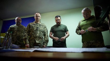 Зеленський виклав загадкове фото із генералами. У мережі запідозрили натяк на старт контрнаступу
