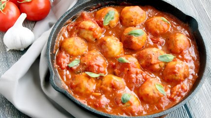 Рыбные котлетки в томатном соусе