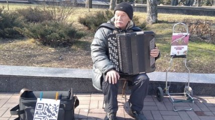 Діджіталізація в дії: 67-річний вуличний музикант отримує "гонорари" з QR-коду