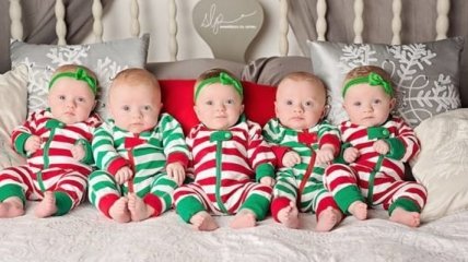 Очаровательные снимки пятерняшек в честь их первого Рождества (Фото)