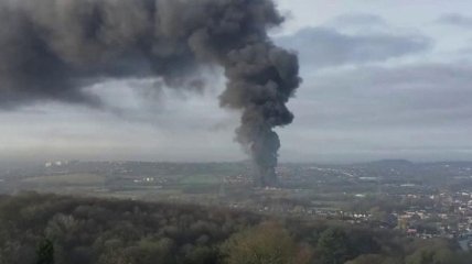 В центральной Англии произошел пожар в центре для переработки отходов