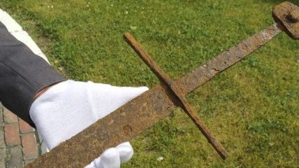 Ученые случайно нашли старинный меч 
