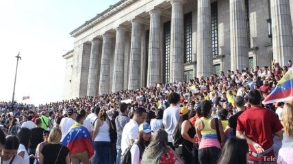 "Нас ждет исторический день": Гуайдо призвал протестующих выйти на улицы 12 февраля