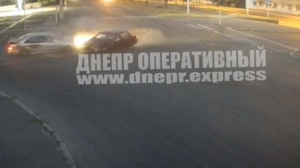 Авто зіткнулися на порожній дорозі: момент аварії з потерпілими в Дніпрі потрапив на відео