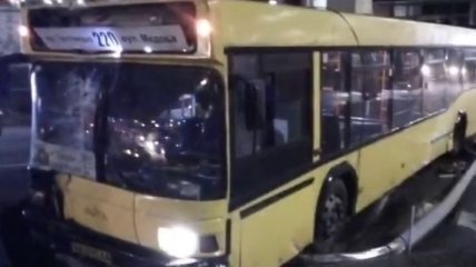 В Киеве автобус на полном ходу снес остановку с людьми, есть жертвы (видео)
