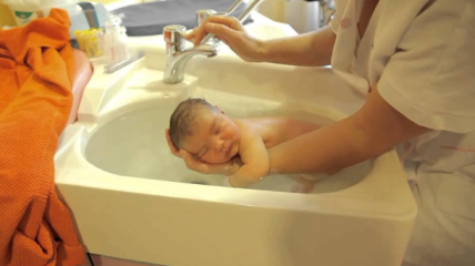 Метод купания младенцев от французского врача Сони Рошель (ВИДЕО)