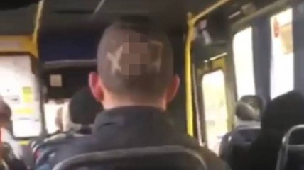 Мужчина проехался в общественном транспорте с ругательным словом на голове