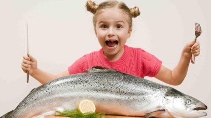 Названы веские причины кормить детей рыбой