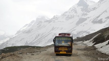В Индии автобус упал в ущелье: 10 человек погибло