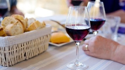 Диетологи рассказали, действительно ли вино помогает похудеть